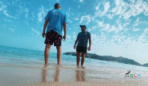 ELK ReiseMobile - Fans mit Shirts am Strand