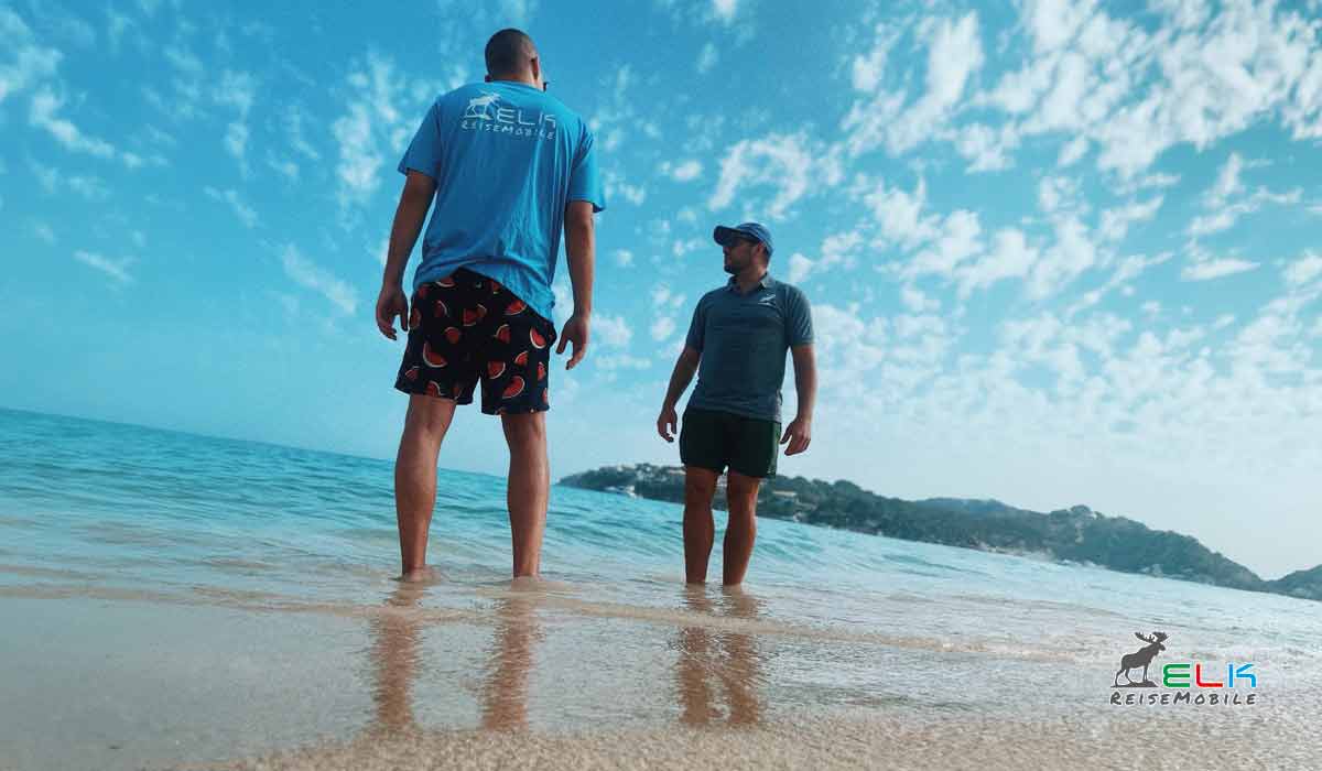 ELK ReiseMobile - Fans mit Shirts am Strand